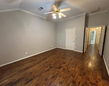 2921 Meadow Glen Drive - Photo Thumbnail 3