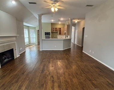 2921 Meadow Glen Drive - Photo Thumbnail 2