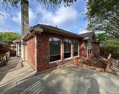 2921 Meadow Glen Drive - Photo Thumbnail 8