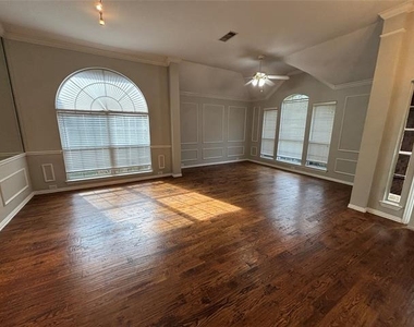 2921 Meadow Glen Drive - Photo Thumbnail 5