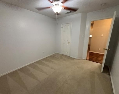 2921 Meadow Glen Drive - Photo Thumbnail 7