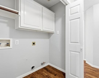 2921 Meadow Glen Drive - Photo Thumbnail 19