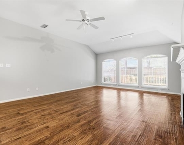 2921 Meadow Glen Drive - Photo Thumbnail 9