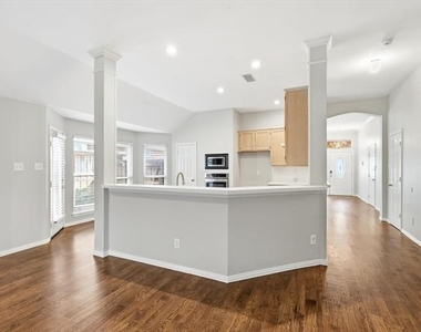 2921 Meadow Glen Drive - Photo Thumbnail 14