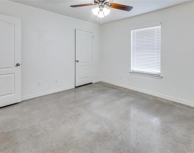 6011 Amelia Earhart Boulevard - Photo Thumbnail 8