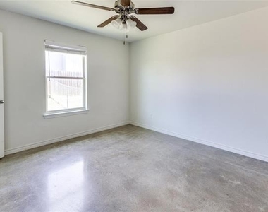 6011 Amelia Earhart Boulevard - Photo Thumbnail 5