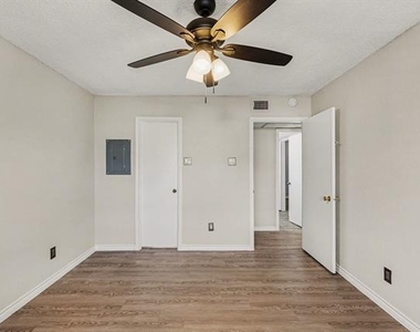 3621 W Northgate Drive - Photo Thumbnail 11