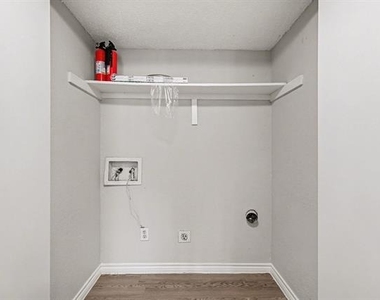 3621 W Northgate Drive - Photo Thumbnail 9