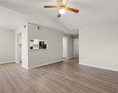 3621 W Northgate Drive - Photo Thumbnail 4