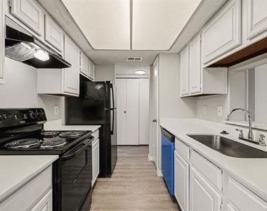 3621 W Northgate Drive - Photo Thumbnail 7