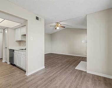 3621 W Northgate Drive - Photo Thumbnail 5