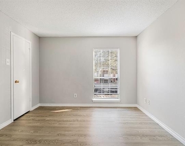 3621 W Northgate Drive - Photo Thumbnail 16