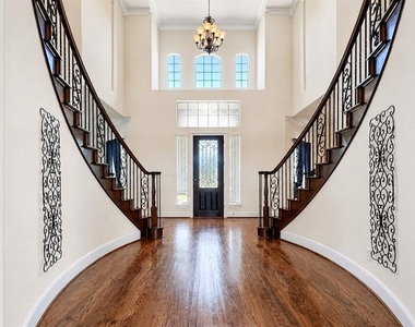 7304 Meadow Glen Drive - Photo Thumbnail 3