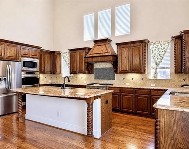 7304 Meadow Glen Drive - Photo Thumbnail 8