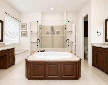 7304 Meadow Glen Drive - Photo Thumbnail 16