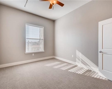 928 Travis Avenue - Photo Thumbnail 8