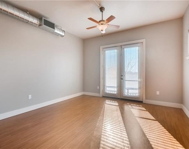 928 Travis Avenue - Photo Thumbnail 3