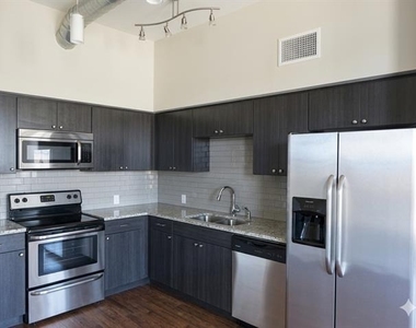 928 Travis Avenue - Photo Thumbnail 7