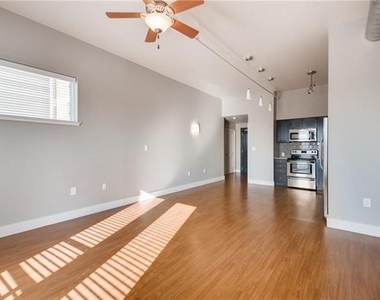 928 Travis Avenue - Photo Thumbnail 4