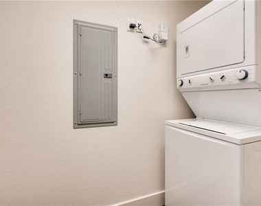 928 Travis Avenue - Photo Thumbnail 11