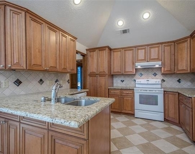 4633 Centenary Drive - Photo Thumbnail 12