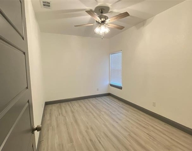 823 E Arlington Avenue - Photo Thumbnail 10