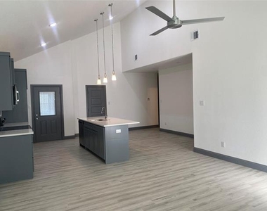 823 E Arlington Avenue - Photo Thumbnail 2