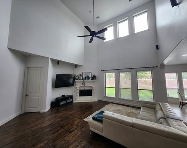 10647 Kingsford Lane - Photo Thumbnail 2