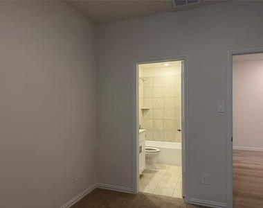 716 Edgehurst Drive - Photo Thumbnail 4