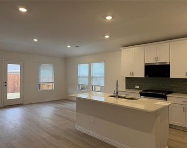 716 Edgehurst Drive - Photo Thumbnail 6