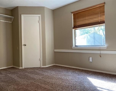 5824 Storm Drive - Photo Thumbnail 8