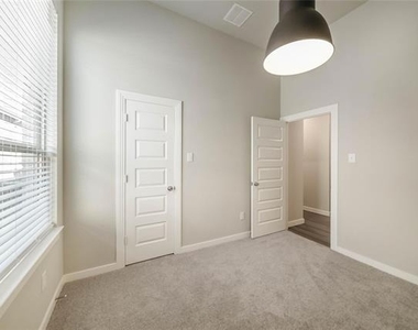 1113 Sheldon Drive - Photo Thumbnail 6