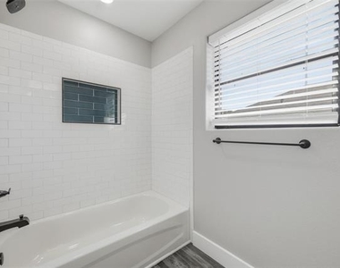 1309 S 5th Avenue - Photo Thumbnail 15