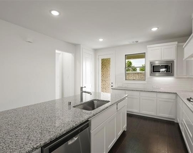 946 Switchgrass Lane - Photo Thumbnail 7