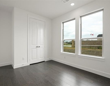 946 Switchgrass Lane - Photo Thumbnail 13