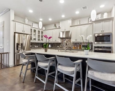 6304 Exeter Avenue - Photo Thumbnail 8