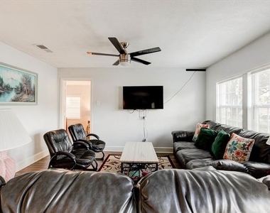 2801 W Biddison Street - Photo Thumbnail 5