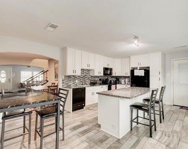 2801 W Biddison Street - Photo Thumbnail 12