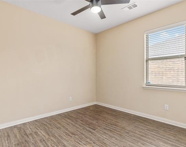 1431 Park Trails Boulevard - Photo Thumbnail 11