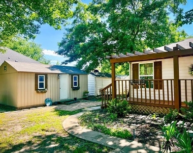 182 Douglas Street - Photo Thumbnail 3