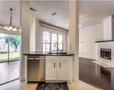 2907 Nandina Street - Photo Thumbnail 3