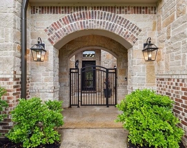 5501 Lake Geneva Court - Photo Thumbnail 8