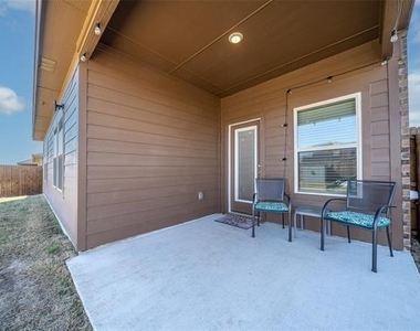 813 Cottonwood Way - Photo Thumbnail 5