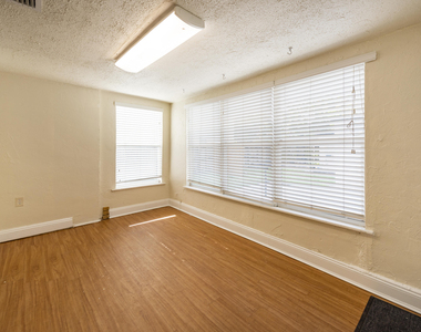 412 Se 17th Street - Photo Thumbnail 2