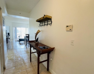 2040 Greenview Shores Boulevard - Photo Thumbnail 3