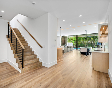 320 Ne Wavecrest Way - Photo Thumbnail 8
