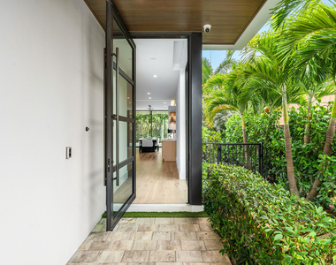 320 Ne Wavecrest Way - Photo Thumbnail 7