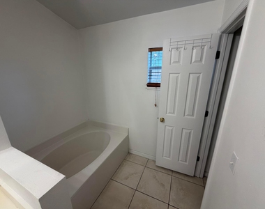 3426 Nw 38th Avenue - Photo Thumbnail 10