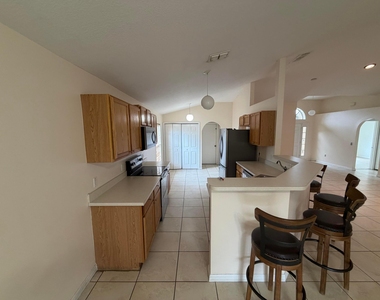 3426 Nw 38th Avenue - Photo Thumbnail 4