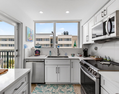 1236 Hillsboro Mile - Photo Thumbnail 30